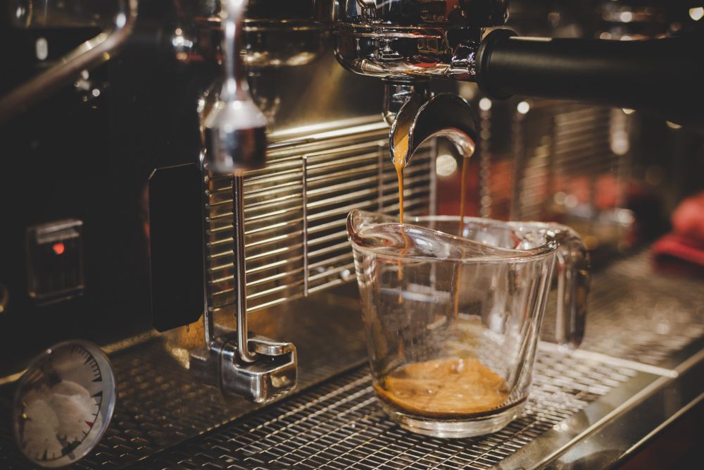 Barista utilisant la machine à café dans le café.