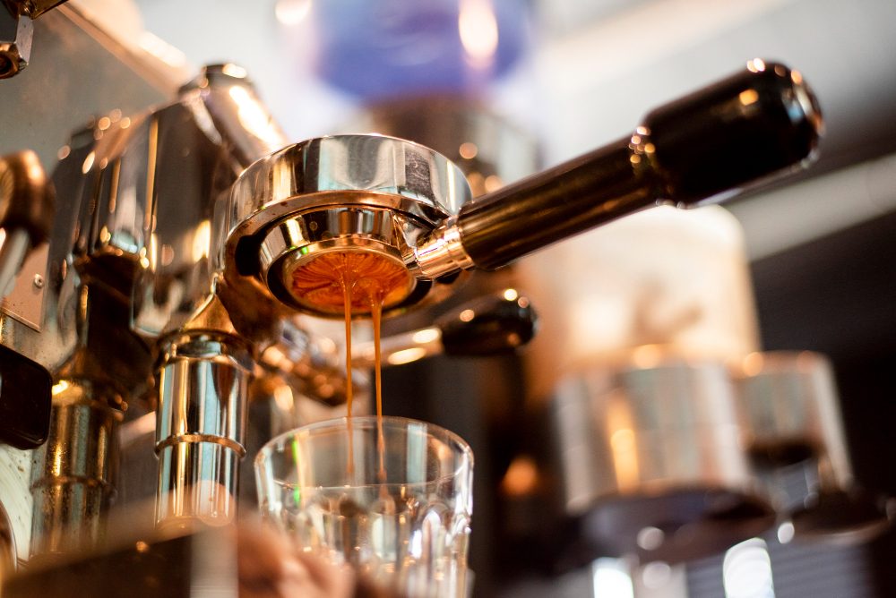 gros plan d'une machine à café préparant du café 