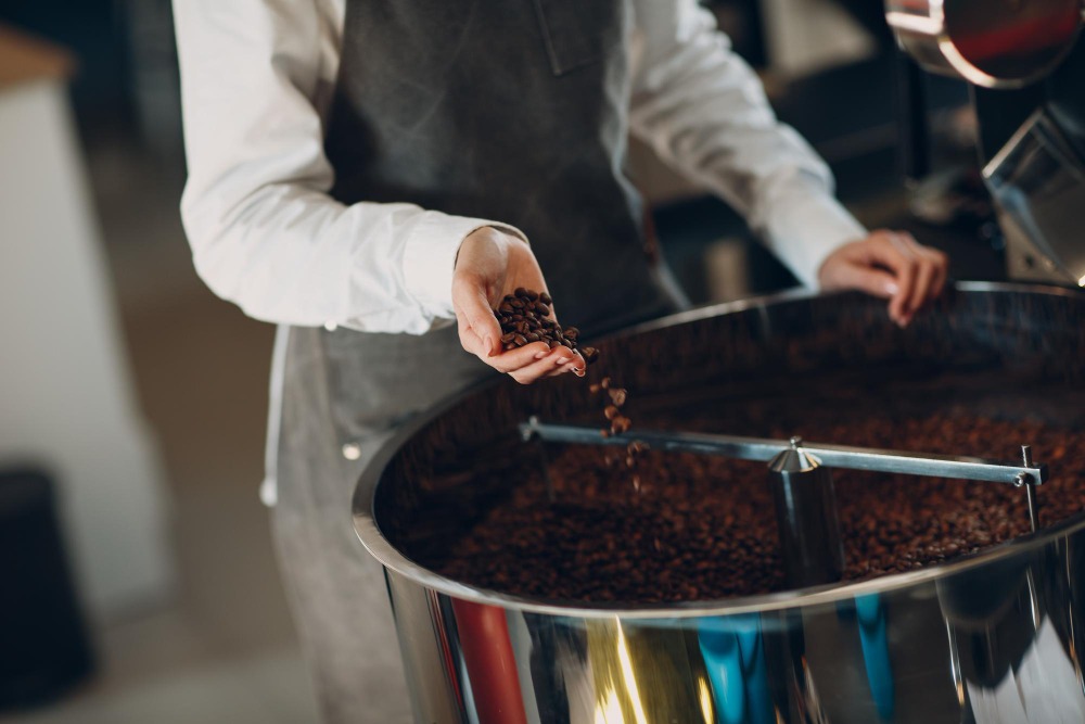 femme versant des grains de café